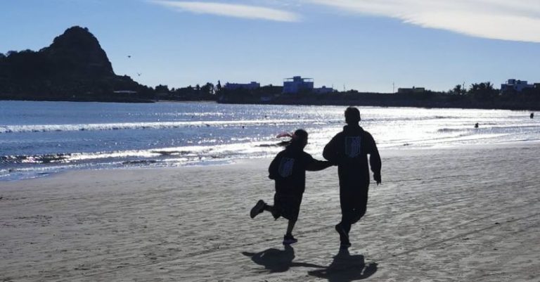 Family-Friendly Beaches - pareja corriendo en la playa